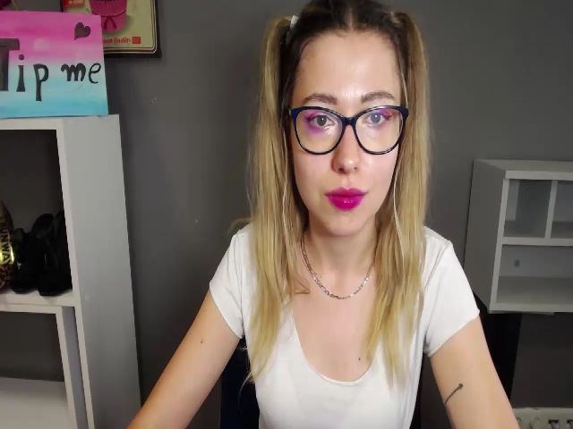 Live sex webcam photo for HeidiFLOWER #263065333