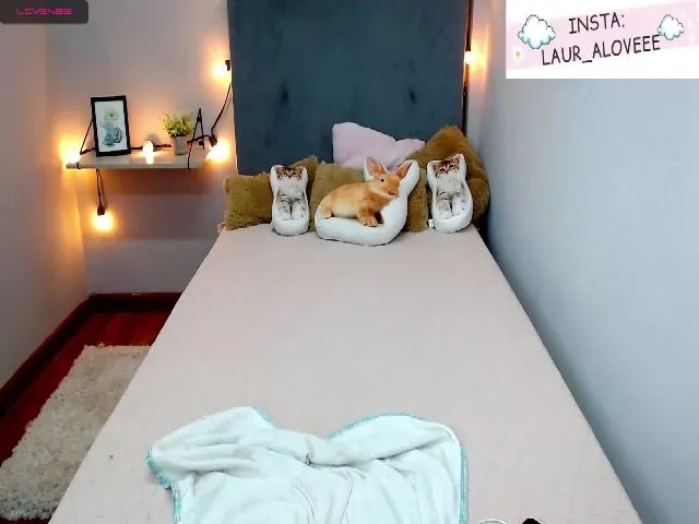 Live sex webcam photo for Laura_Lovee_ #260997753