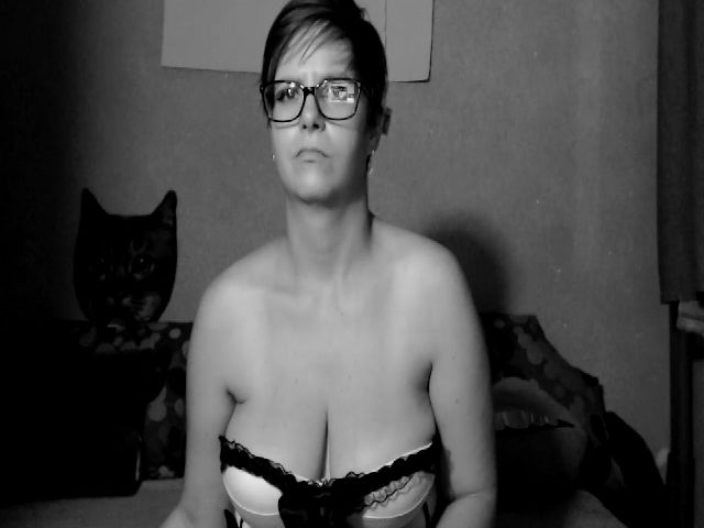 Live sex webcam photo for IamMiky #254300281