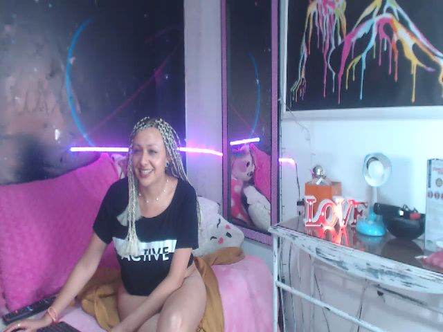 Live sex webcam photo for Emily_sweet2 #252895935