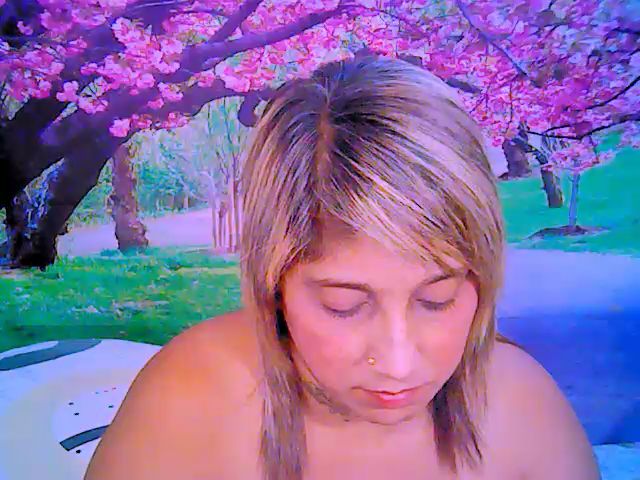 Live sex webcam photo for Roxyfoxy69 #252946136