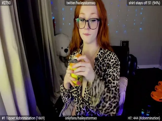 Live sex webcam photo for Haileystormxo #261843432