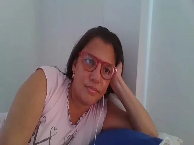 Live sex webcam photo for SweetLola01 #254251991