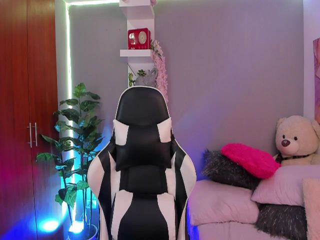 Live sex webcam photo for SaraValennn #253989643