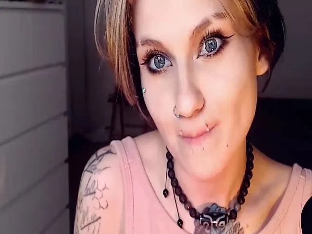 Live sex webcam photo for Hella_Hell #264403993