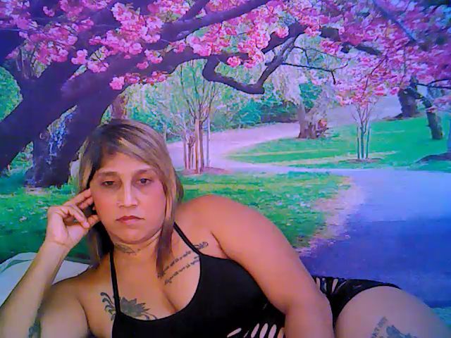 Live sex webcam photo for Roxyfoxy69 #260327740