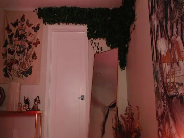 Live sex webcam photo for SnugglePunk #262941284
