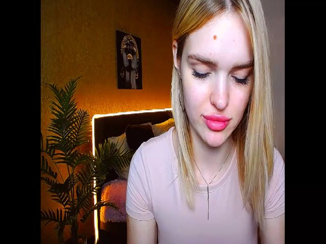 Live sex webcam photo for Emmi_Sierra #253089736