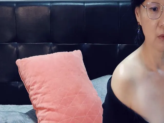 Live sex webcam photo for SandraMia #258558691