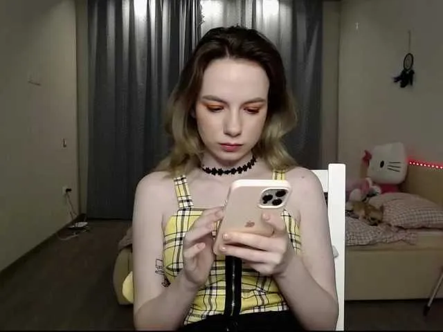 Live sex webcam photo for EmilyMilss #251174592
