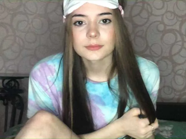 Live sex webcam photo for Roxanne2021 #241063771