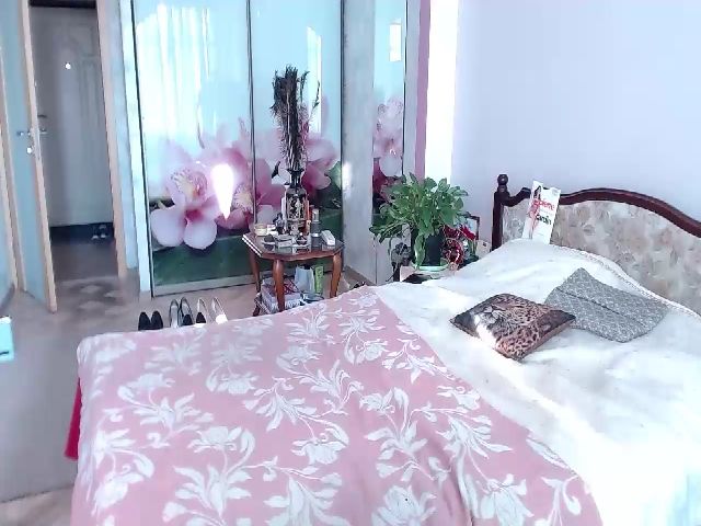 Live sex webcam photo for JuliannaLux #264084342