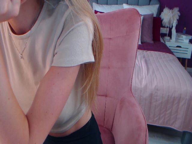 Live sex webcam photo for Angell_XO #260475051