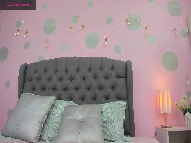 Live sex webcam photo for YoursLauren #259891928