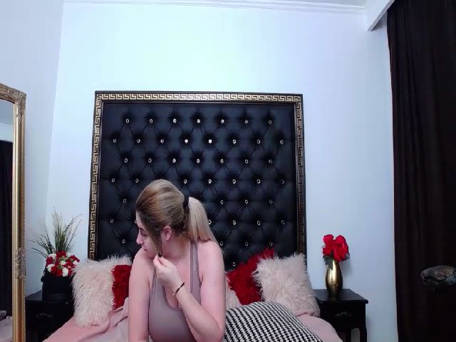 Live sex webcam photo for MiraHaze #252809672