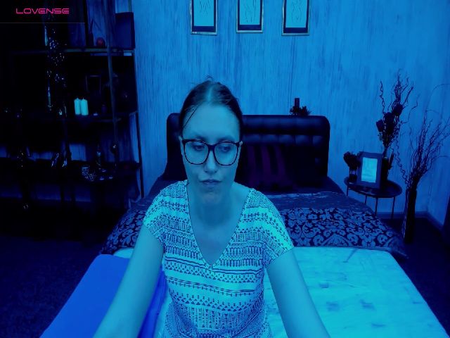 Live sex webcam photo for MeaMeloneX #253679692