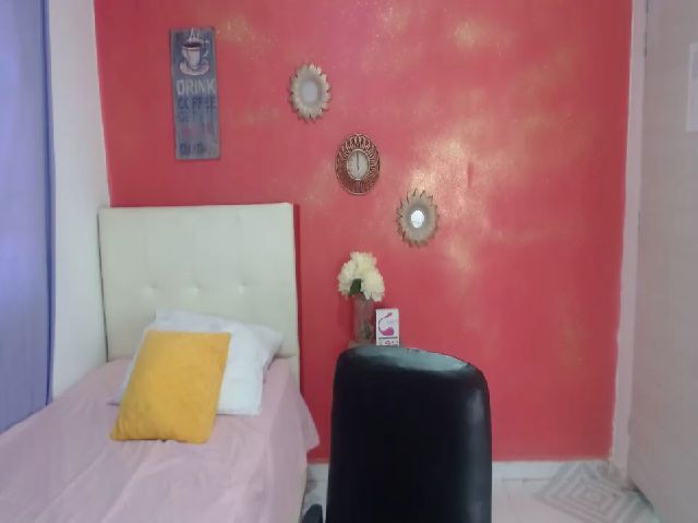 Live sex webcam photo for Anguiesweet #257072416