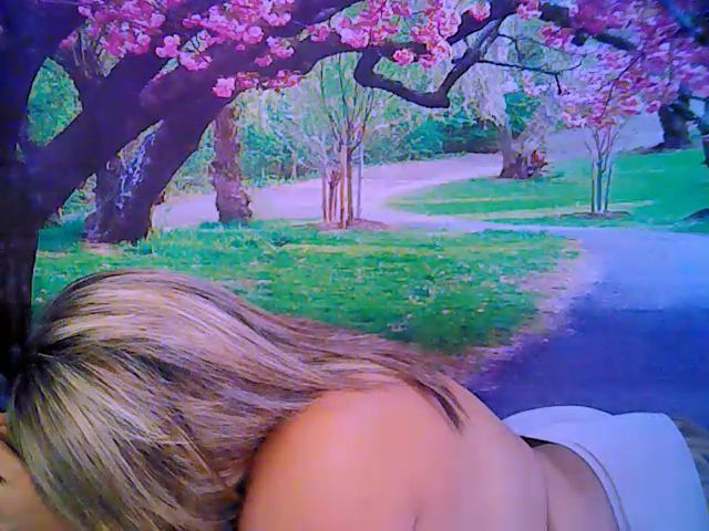 Live sex webcam photo for Roxyfoxy69 #259844829