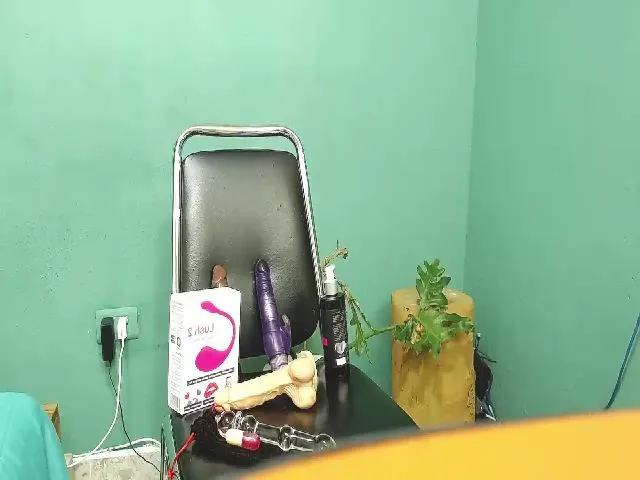 Live sex webcam photo for violet_cortes #260564747