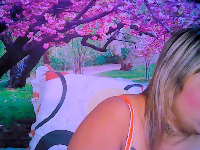 Live sex webcam photo for Roxyfoxy69 #252823963