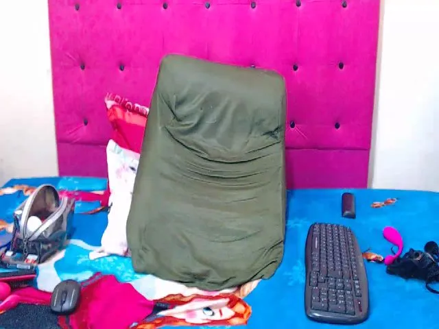 Live sex webcam photo for Redmilf_69 #263286840