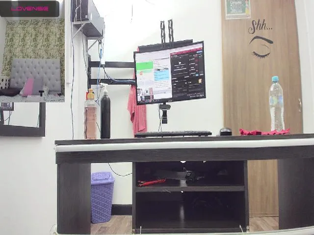 Live sex webcam photo for HilaryMoon #256081895
