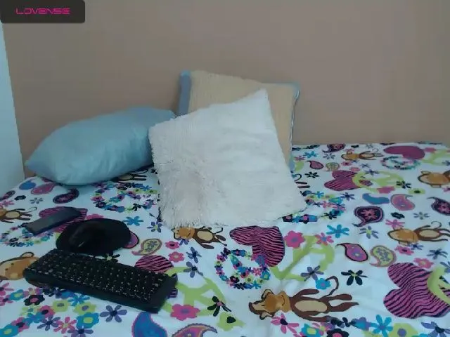 Live sex webcam photo for Emily_sweet10 #252483701