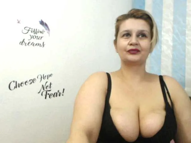 Live sex webcam photo for RoseBBW #241073437