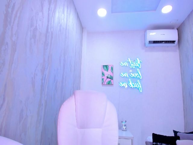 Live sex webcam photo for VictoriaMilan #265607476