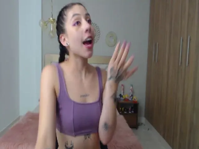 Live sex webcam photo for Emily_evans18 #253300728