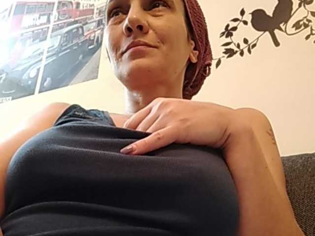 Live sex webcam photo for Amelie7 #240987845