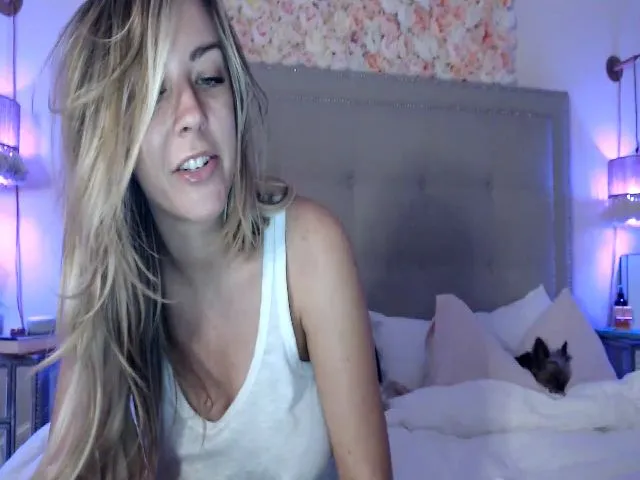 Live sex webcam photo for DaniSendNudes #257358345