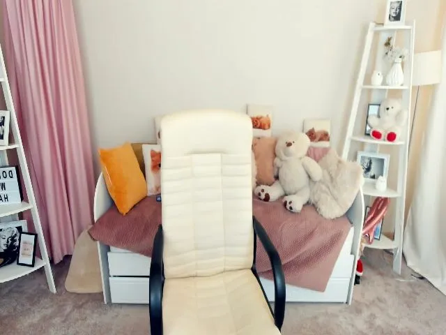 Live sex webcam photo for SerahMirabeli #263567831