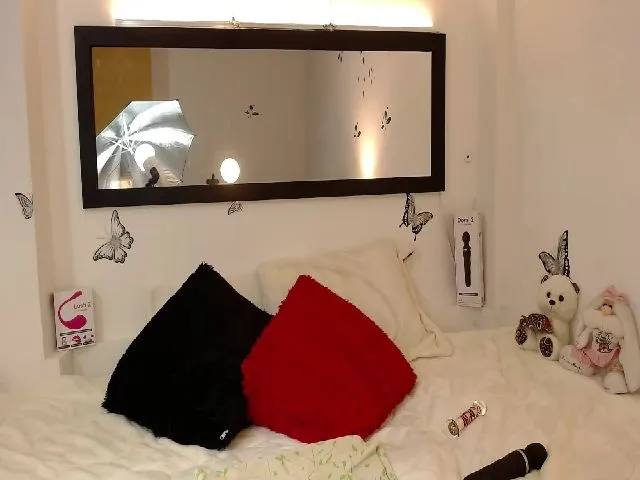Live sex webcam photo for Juliannemore #261108865