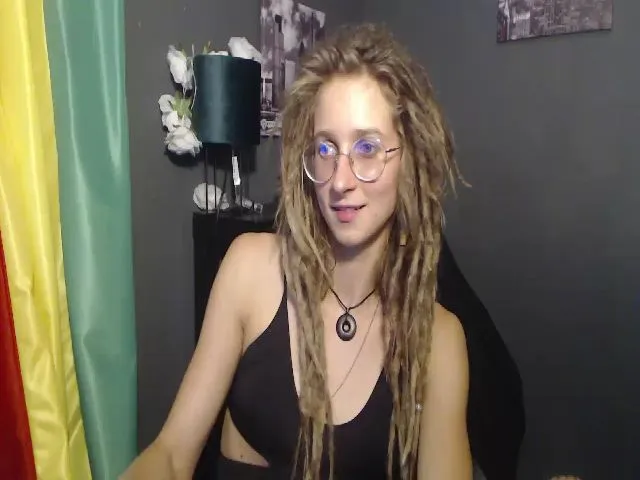Live sex webcam photo for KINKYkeira #253140149