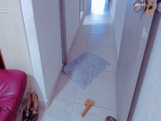 Live sex webcam photo for Emira2 #255691782