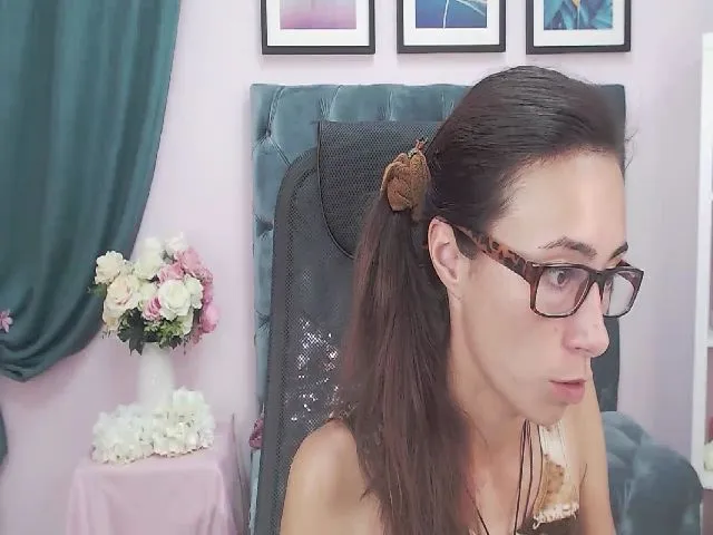 Live sex webcam photo for amyjune01 #264196048