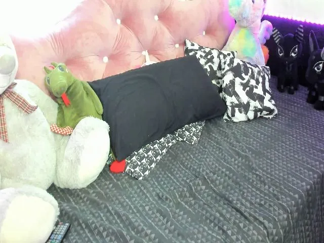 Live sex webcam photo for Lolapurple1 #264193685