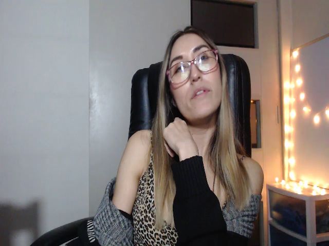 Live sex webcam photo for Ninimoon #259896889