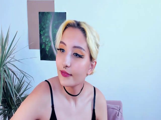 Live sex webcam photo for KarenIo #252476765