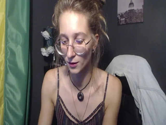 Live sex webcam photo for KINKYkeira #260824609
