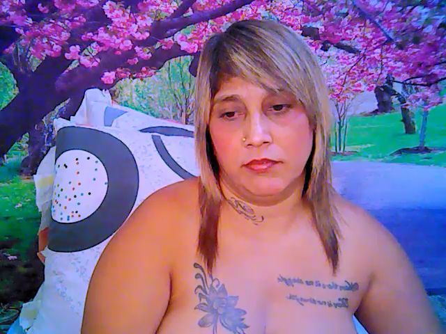 Live sex webcam photo for Roxyfoxy69 #262178945