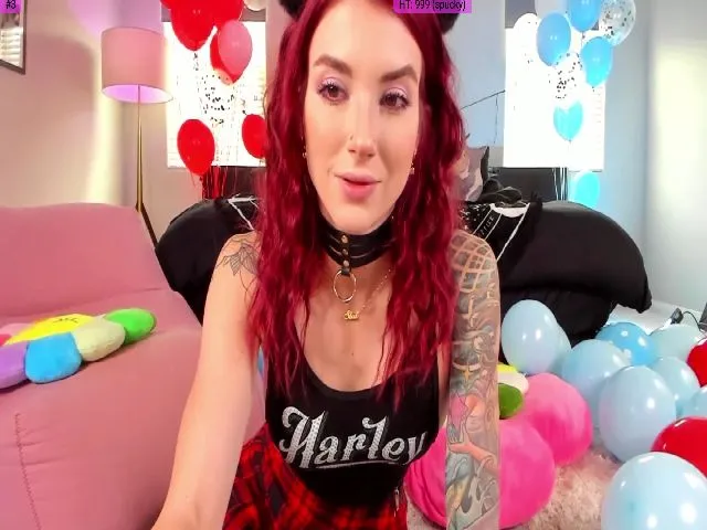 Live sex webcam photo for KasaraWood #255163393