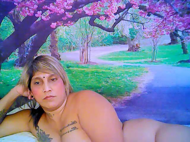 Live sex webcam photo for Roxyfoxy69 #264027877