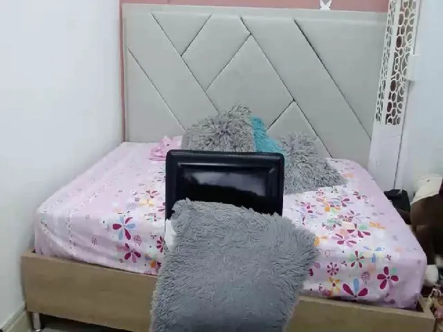 Live sex webcam photo for Estefany_24 #262047784