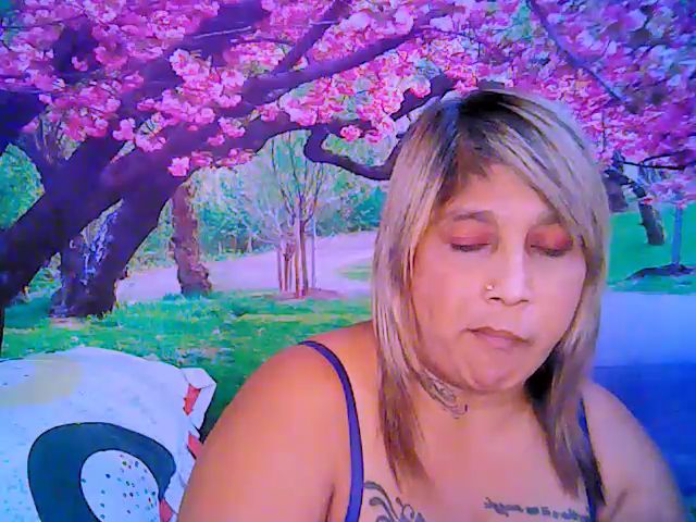 Live sex webcam photo for Roxyfoxy69 #255425861