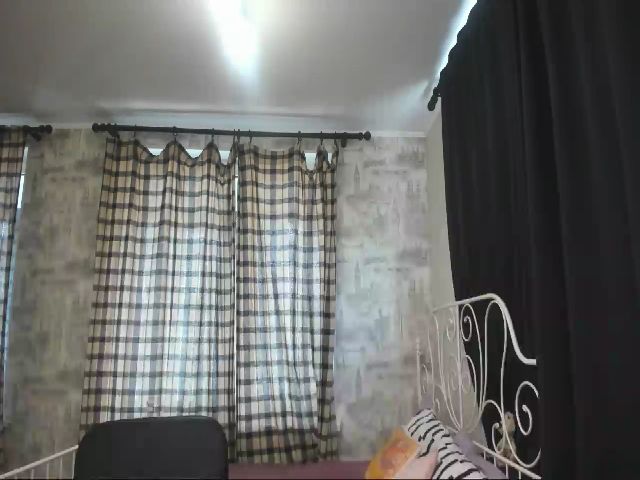 Live sex webcam photo for April_bb #255651773