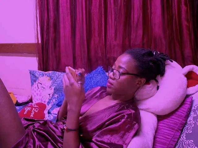 Live sex webcam photo for JahFoxy #253329350