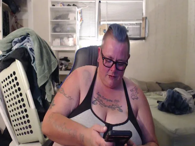 Live sex webcam photo for PunkChick420 #258528922