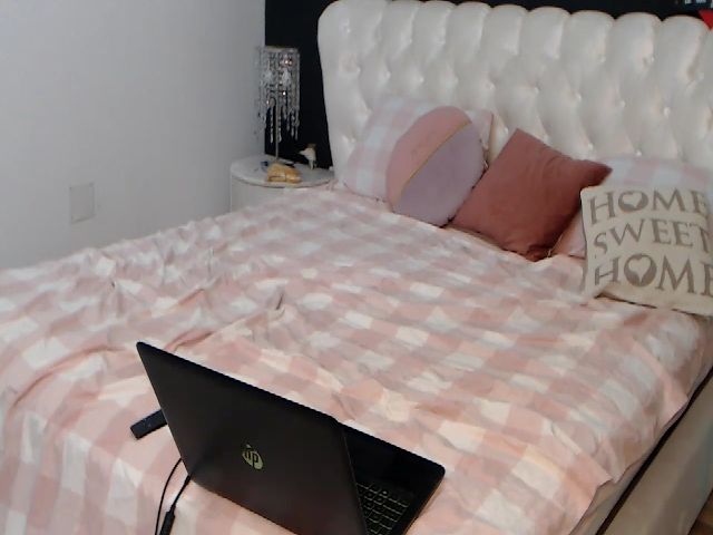 Live sex webcam photo for BlondeeFairy #252905088